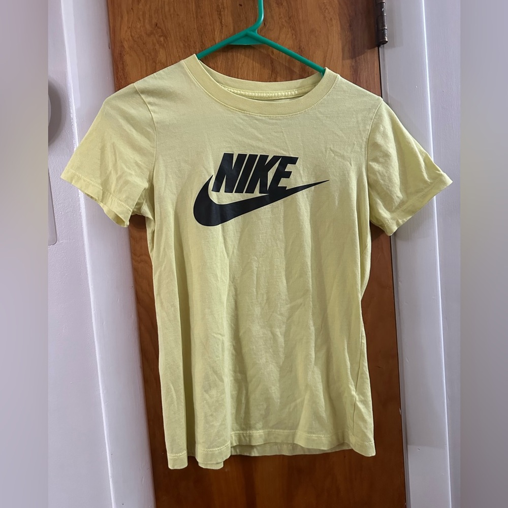 Nike, XS tshirt in lemony-lime color
